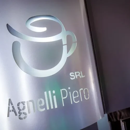 Logo aziendale realizzato con taglio laser su pannello metallico